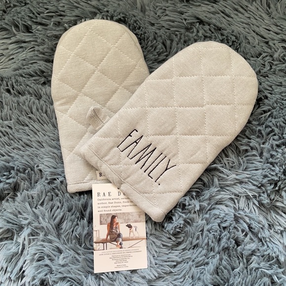 Rae Dunn FAMILY Oven Mitts - Picture 2 of 2